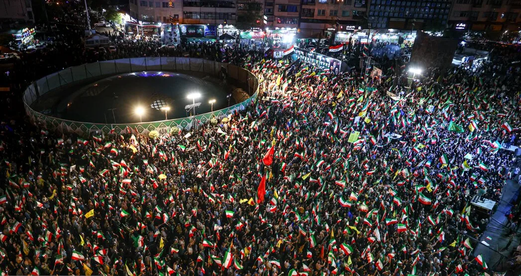مراسم عروسی متفاوت در میدان انقلاب تهران