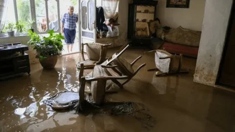 سیل در ایذه، خانه‌ها را آبگرفت و خسارت به بار آورد