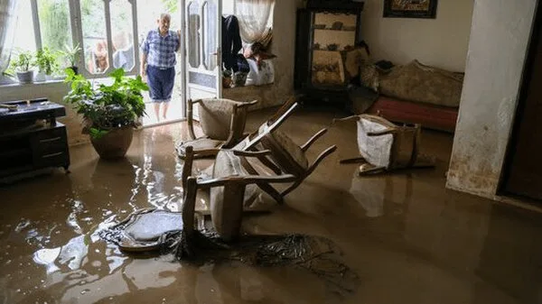 سیل در ایذه، خانه‌ها را آبگرفت و خسارت به بار آورد