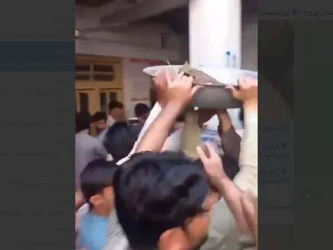 فرو ریختن سقف مدرسه‌ای در پیشاور جان ۱۷ دانش‌آموز را گرفت