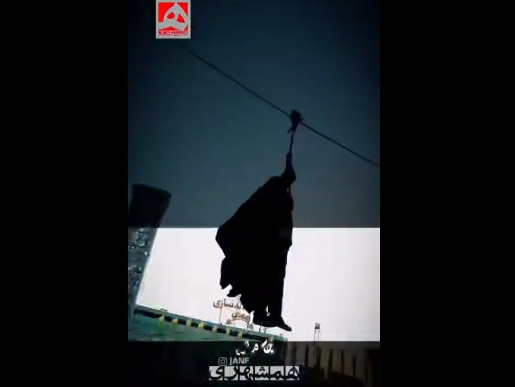 زیپلاین سواری خانم محجبه در میدان امام حسین(ع) و نمازش روی صندلی