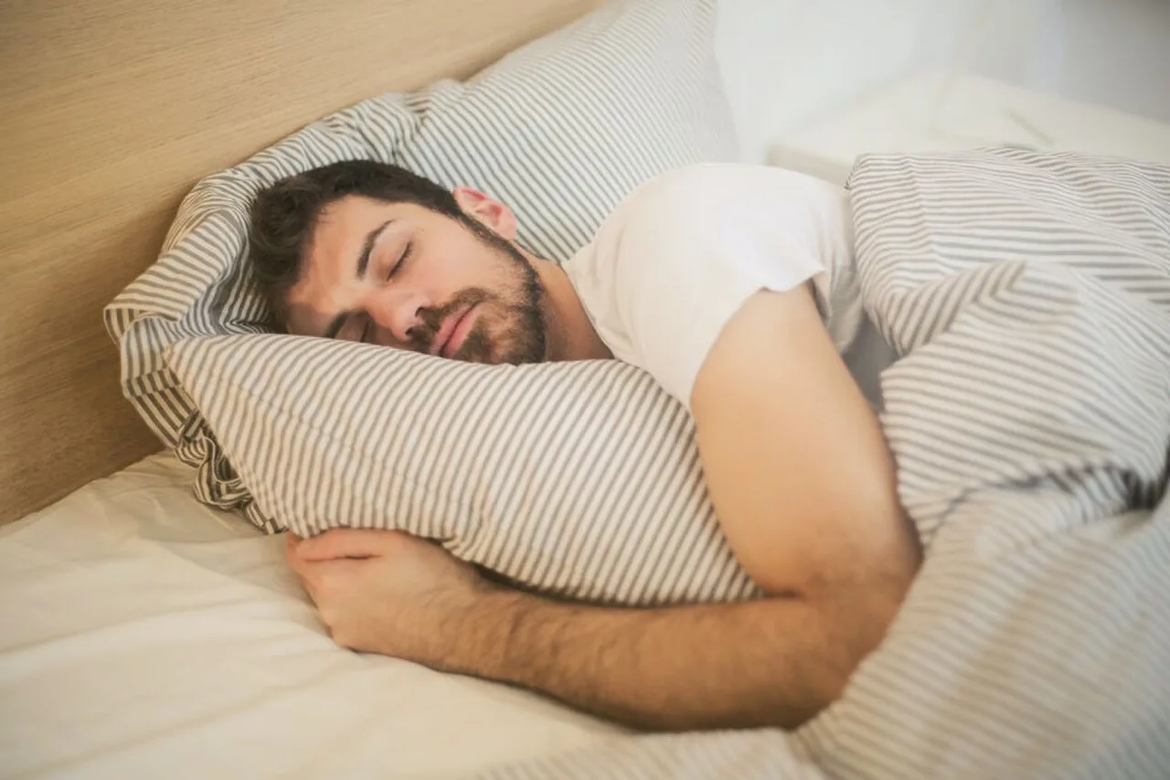 پژوهش دانشگاه کالیفرنیا: خواب چگونه به چربی‌سوزی و عضله‌سازی کمک می‌کند