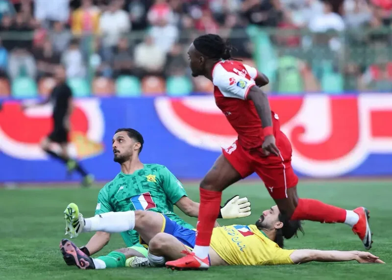 پرسپولیس با پیروزی در برابر صنعت نفت به صدر جدول نزدیک شد