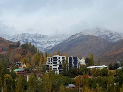 برف پاییزی قله‌های دربندسر تهران را سفیدپوش کرد