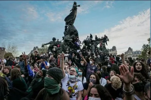 حافظ‌خوانی ناتالی لواسور در تهران در بحبوحه اعتراضات دانش‌آموزی فرانسه