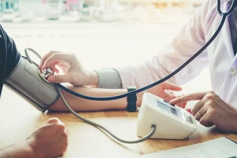 تأثیر وضعیت بازو بر اندازه‌گیری فشار خون و خطر تشخیص نادرست