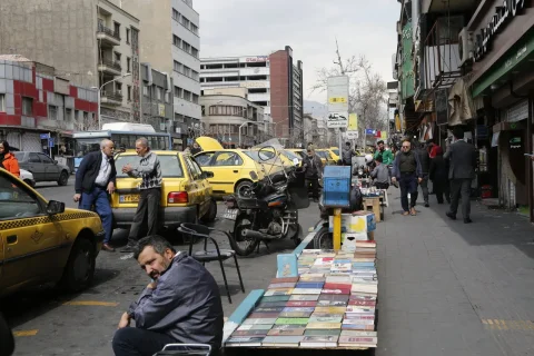 جمع‌آوری کتاب‌فروشی‌های غیرمجاز خیابان انقلاب به دستور احمد معظمی گودرزی آغاز شد