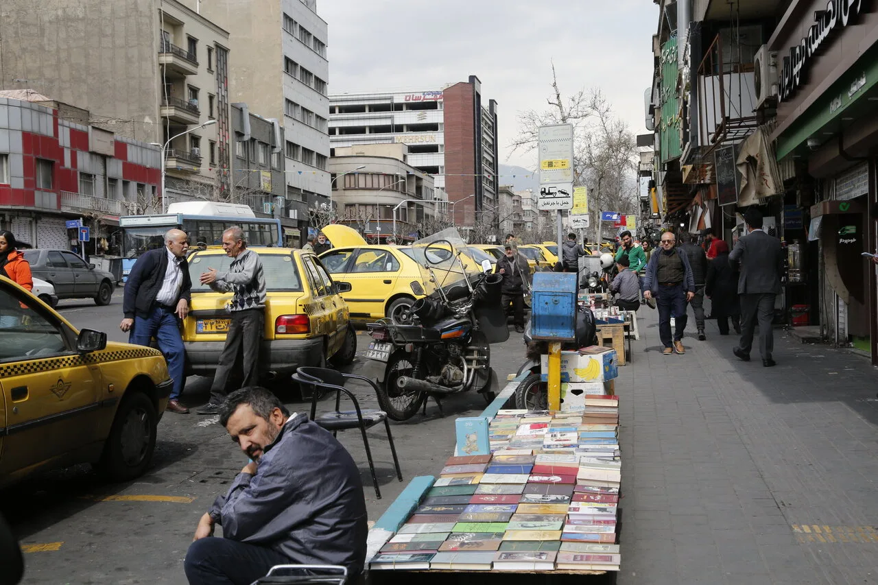جمع‌آوری کتاب‌فروشی‌های غیرمجاز خیابان انقلاب به دستور احمد معظمی گودرزی آغاز شد