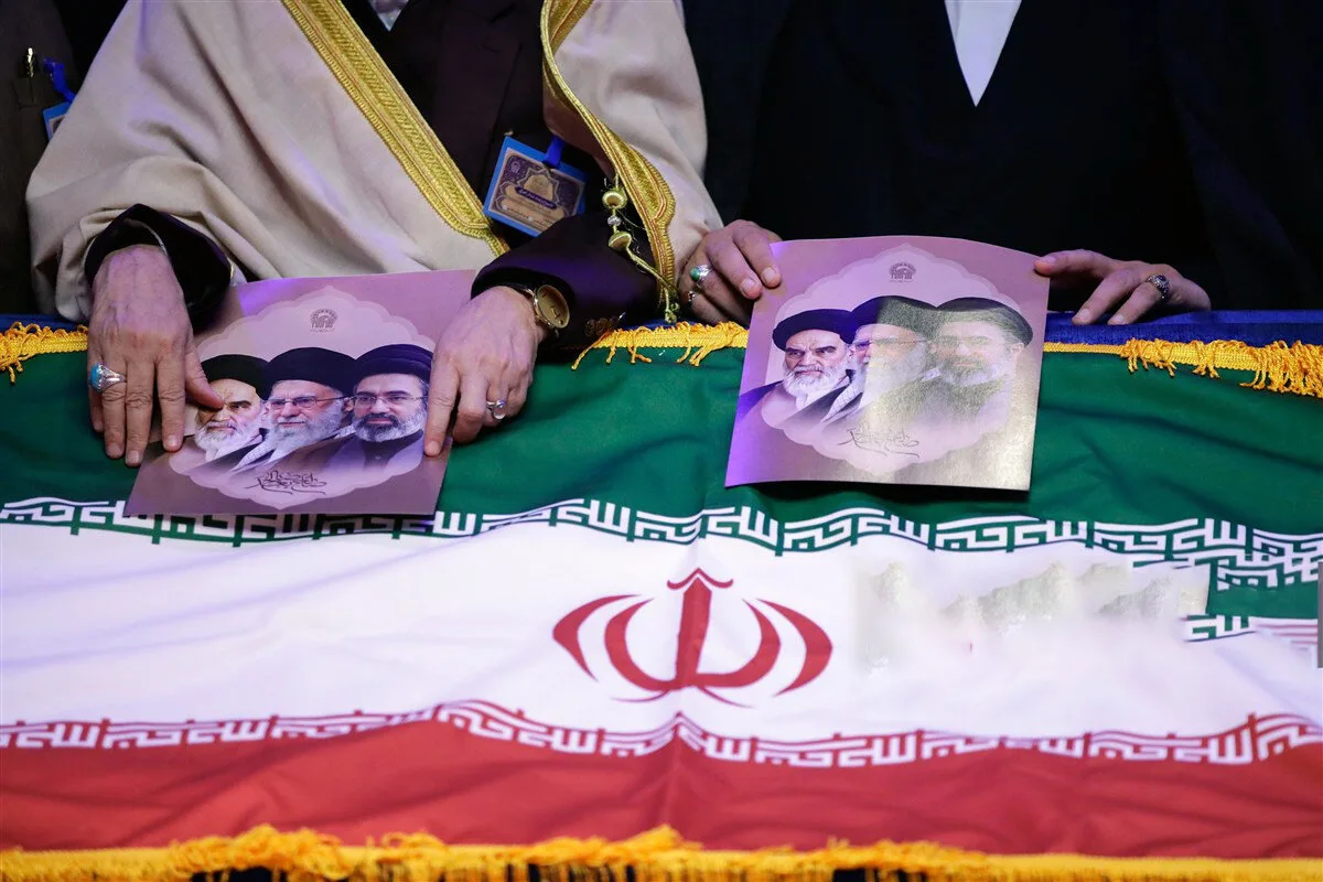 شیوخ عشایر عراق بر مزار رهبر شهید انقلاب اسلامی ادای احترام کردند
