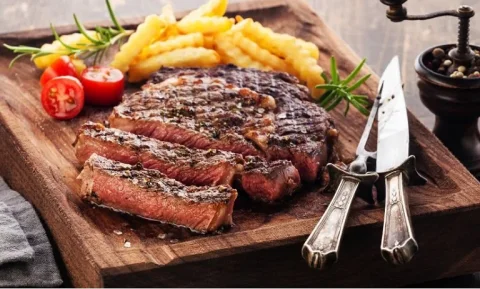 استیک گوشت گریل؛ لذتی وصف‌ناپذیر با طعمی عمیق و آبدار