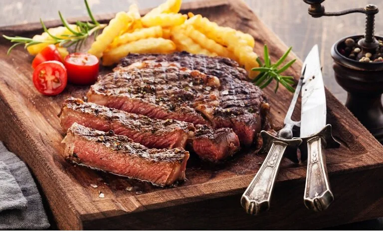 استیک گوشت گریل؛ لذتی وصف‌ناپذیر با طعمی عمیق و آبدار