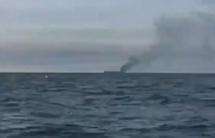 نفتکش متخلف پس از برخورد با مین دریایی در تنگه هرمز متوقف شد