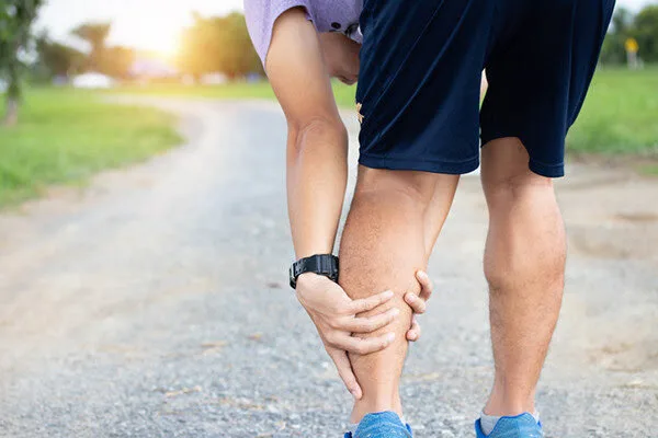 گرفتگی عضلات پا؛ چطور سریع‌تر آرامش یابیم