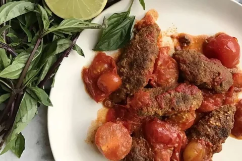 کباب تابه‌ای با سس گوجه؛ غذایی محبوب برای دورهمی‌ها
