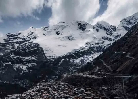 لارینکونادا؛ شهری در ارتفاع ۵۱۰۰ متری با زمین فوتبال خاص خود
