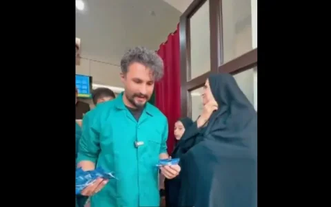 مصطفی راغب در حرم امام رضا(ع) با زائران دیدار کرد