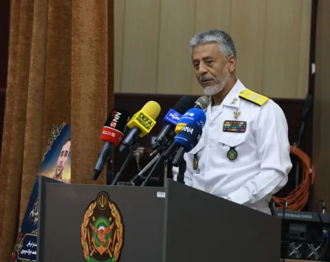 امیر دریادار سیاری: تنگه هرمز بسته است و عبور باید با هماهنگی باشد