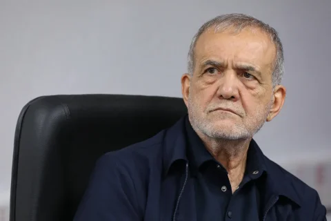عیادت مسعود پزشکیان از آیت‌الله العظمی نوری همدانی در بیمارستان