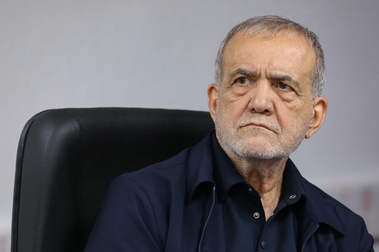 عیادت مسعود پزشکیان از آیت‌الله العظمی نوری همدانی در بیمارستان