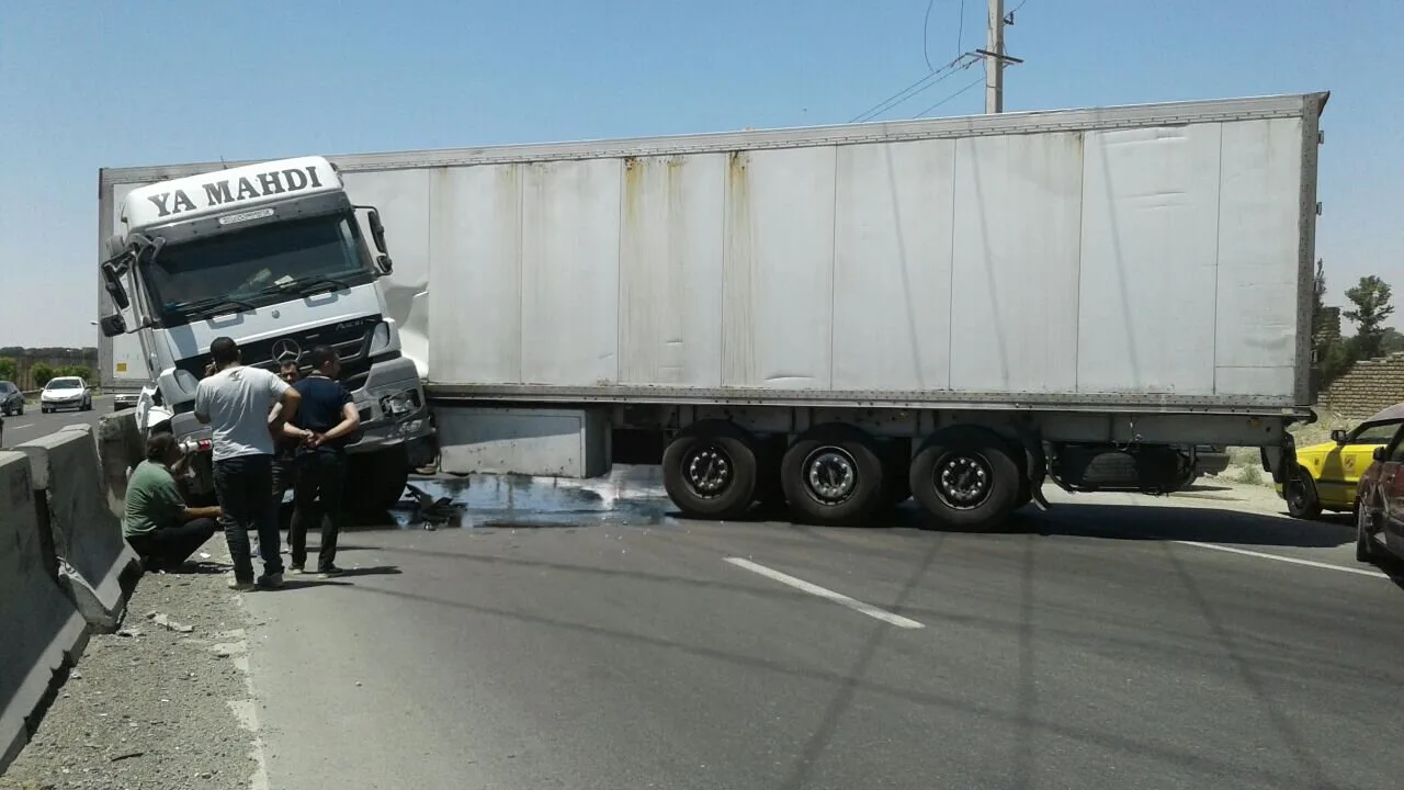 مسدود شدن خیابان استخر تهران به دلیل قیچی کردن تریلر