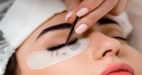 خطرات استفاده از اکستنشن مژه: سلامت چشم در معرض تهدید