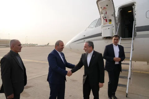 سید عباس عراقچی با استقبال گرم مقام عراقی وارد بغداد شد