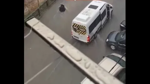 نجات معجزه‌آسا: زن گرفتار در سیلاب استانبول