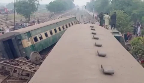 حادثه واژگونی قطار در پاکستان، ۵ کشته و ۳۰ زخمی بر جای گذاشت