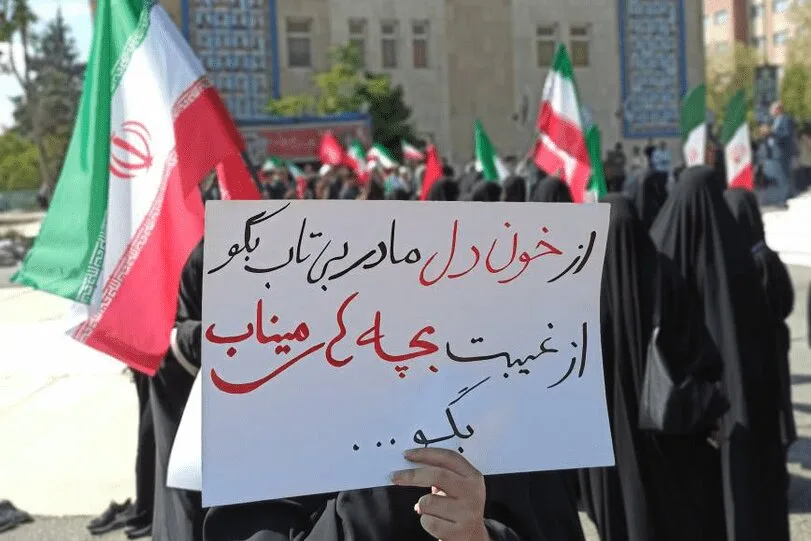 تجمع دانشجویان دانشگاه علامه طباطبایی برای گرامیداشت یاد شهدا و کودکان میناب