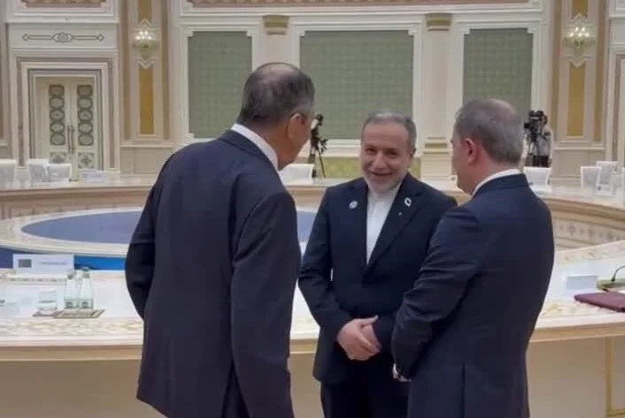 خوش و بش دوستانه سرگئی لاوروف با عباس عراقچی پیش از نشست شورای سران کشورهای مشترک المنافع