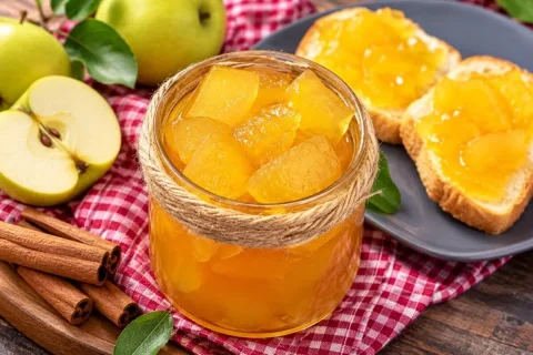 نحوه تهیه مربای سیب خوش‌عطر و رنگین در خانه