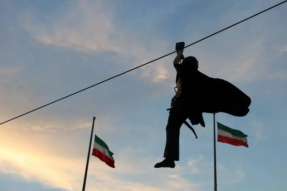 آموزش نظامی زنان در تهران در مرکز میدان امام حسین(ع)