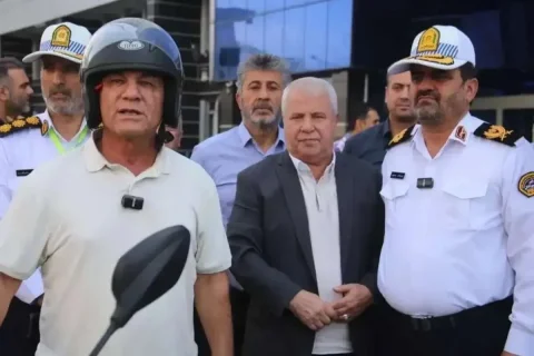 هدیه جالب سردار موسوی‌پور به علی پروین با کلاه ایمنی