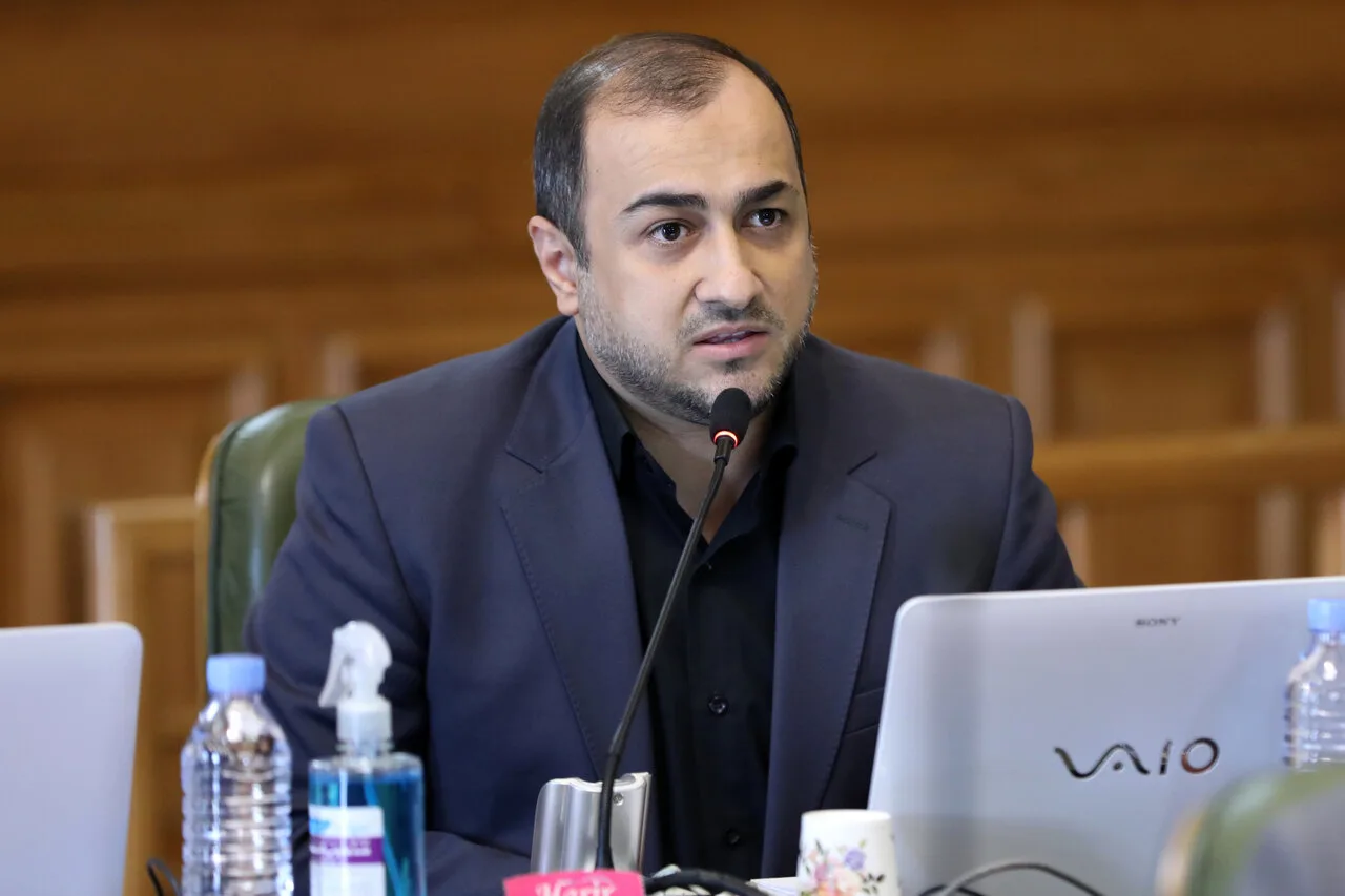 میثم مظفر بر ضرورت یکسان‌سازی نمادها و تابلوهای ایستگاه‌های اتوبوس تأکید کرد