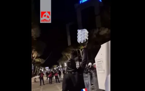 مهربانی مرد معترض با پلیس ضدشورش در اعتراضات فرانسه