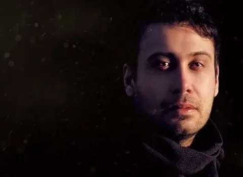 محمد حسین پور با صدای شبیه به محسن چاوشی در خیابان می‌خواند