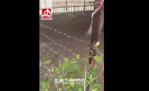 سیم خاردار دور مدرسه‌ای در جمهوری آذربایجان برای جلوگیری از ورود دختران محجبه
