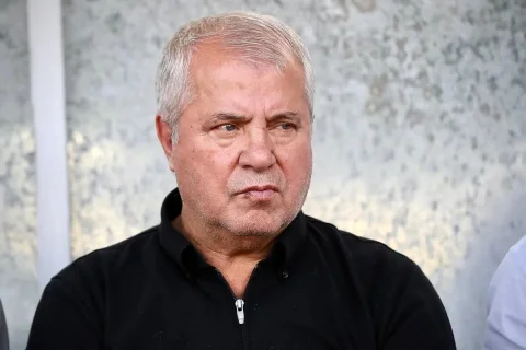 علی پروین با کلاه کاسکت در جمع پلیس‌ها ایمنی موتورسواران را آموزش داد