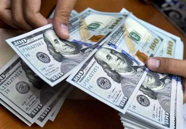 افزایش قیمت دلار به ۲۷۲ هزار تومان در پی تنش‌های سیاسی