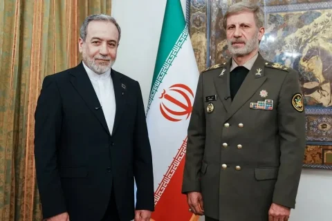 فرمانده کل ارتش در پیام تسلیت، درگذشت خواهر محمدجواد ظریف را ادای احترام کرد