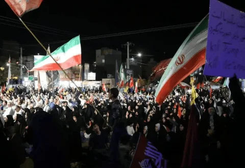 اجرای رپر در میدان انقلاب، صدا و روح ملت جان فدا