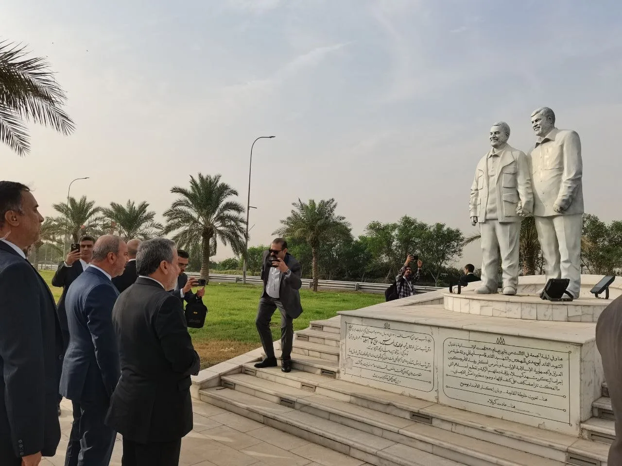 وزیر امور خارجه به مقام شهیدان سردار سلیمانی و ابومهدی المهندس ادای احترام کرد