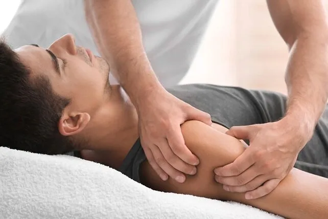 ماساژ چگونه میتواند درد را کاهش دهد و چه محدودیتهایی دارد