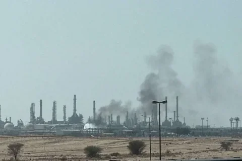 حملهٔ ارتش یمن به فرودگاه جده؛ سرگردانی ۴ هواپیما