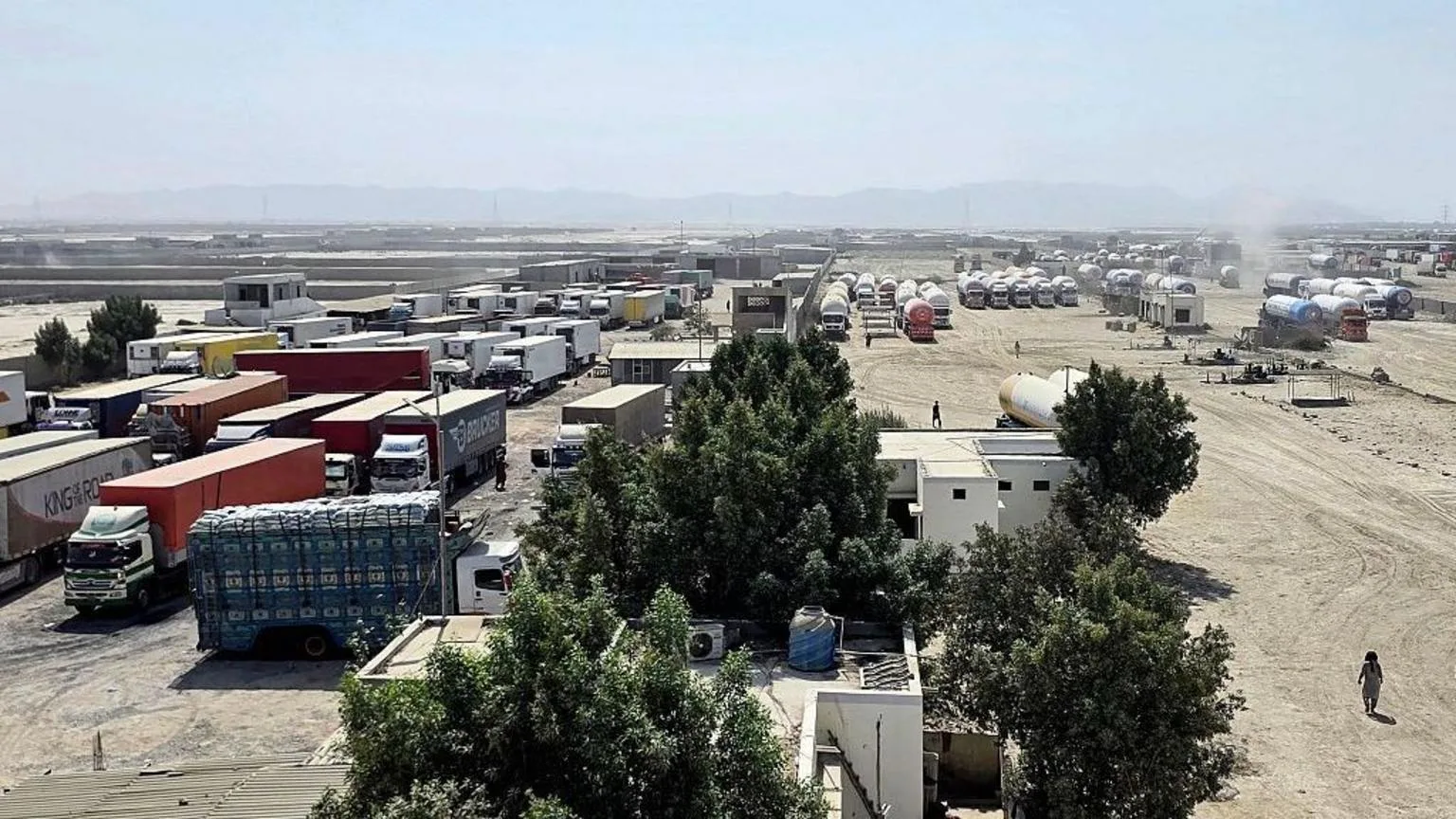 توقف تردد تجاری در مرز ایران و پاکستان سرنوشت هزاران کامیون را به خطر انداخت