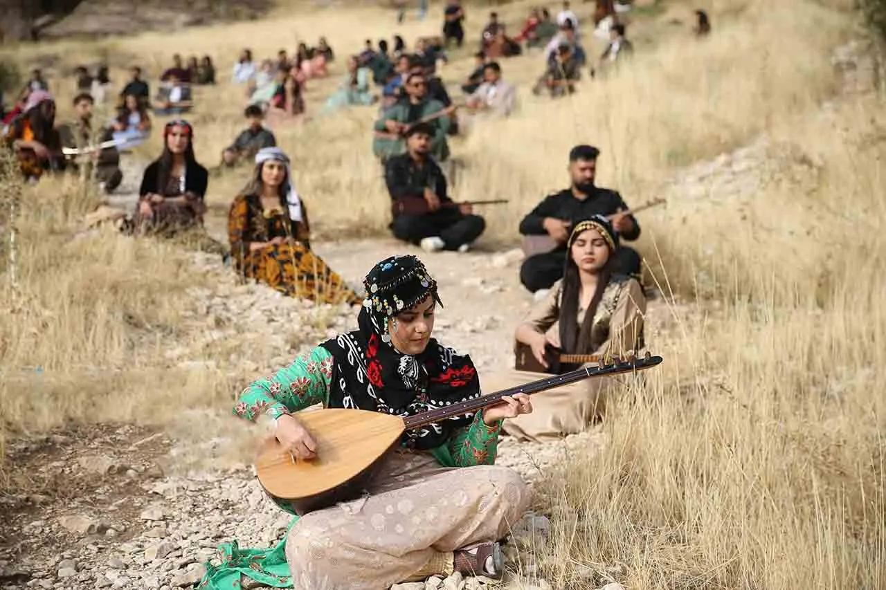 جشن مهرگان در غار کرفتو با رقص و موسیقی کردستانی برگزار شد