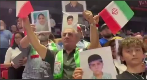 هواداران کشتی ایران در آمریکا تصاویر شهدای میناب را به دست گرفتند