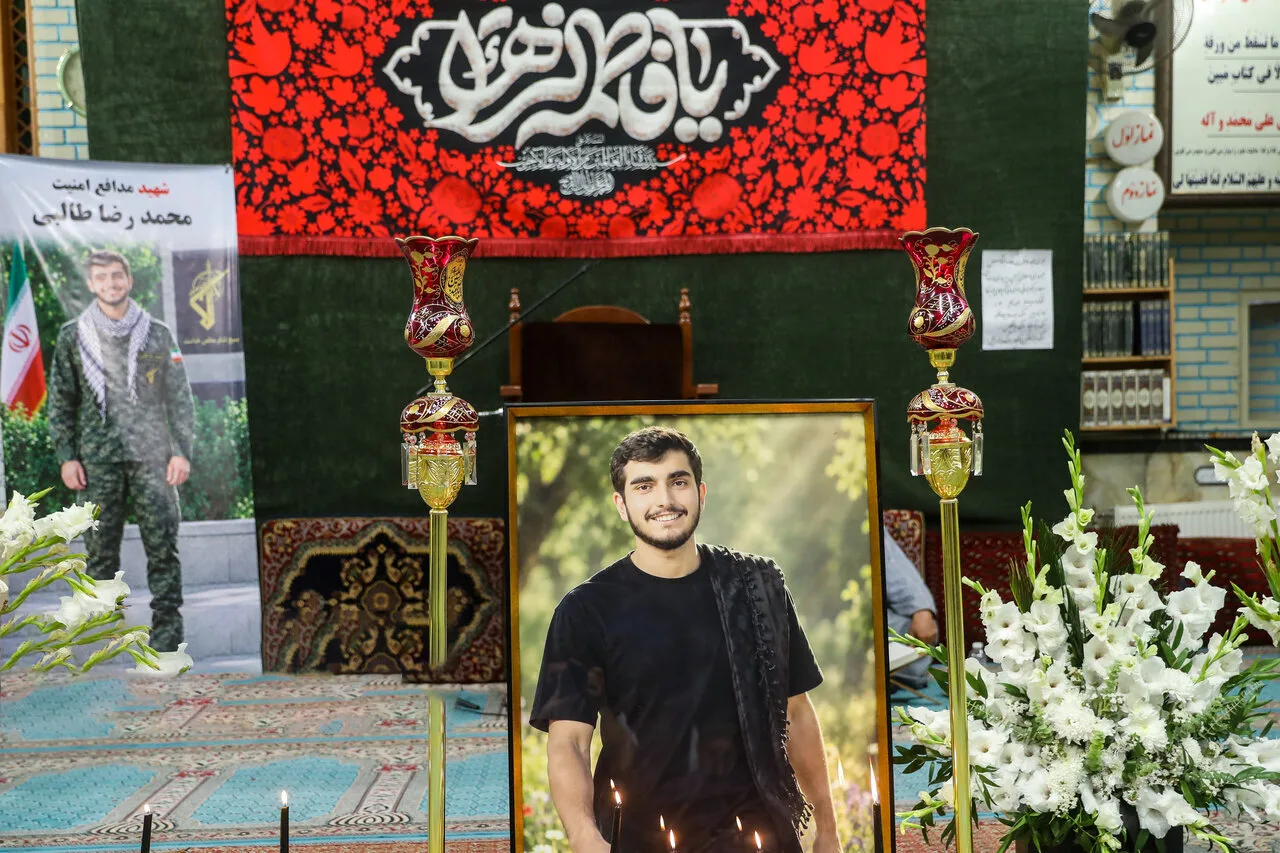 دلجویی سردار حسن حسن‌زاده از خانواده شهید محمدرضا طالبی در مراسم بزرگداشت
