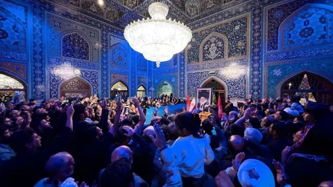زائران مزار رهبر شهید انقلاب در رواق دارالذکر عزاداری کردند