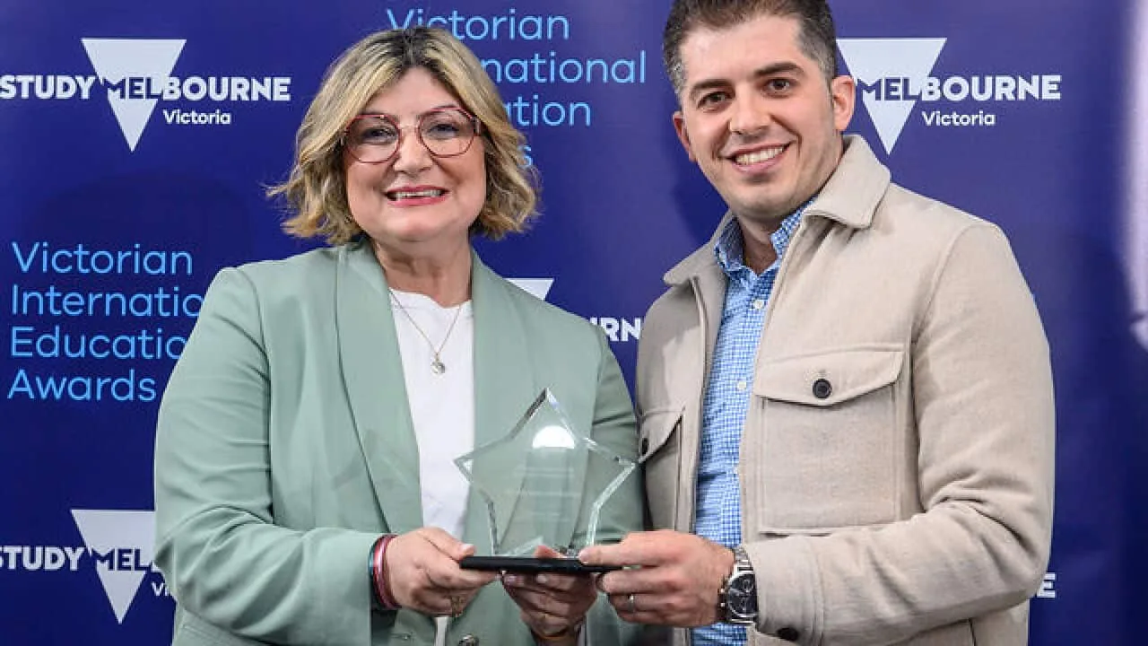 دکتر علیرضا حیدریان، برنده جایزه رهبر نوظهور بین‌المللی ویکتوریا